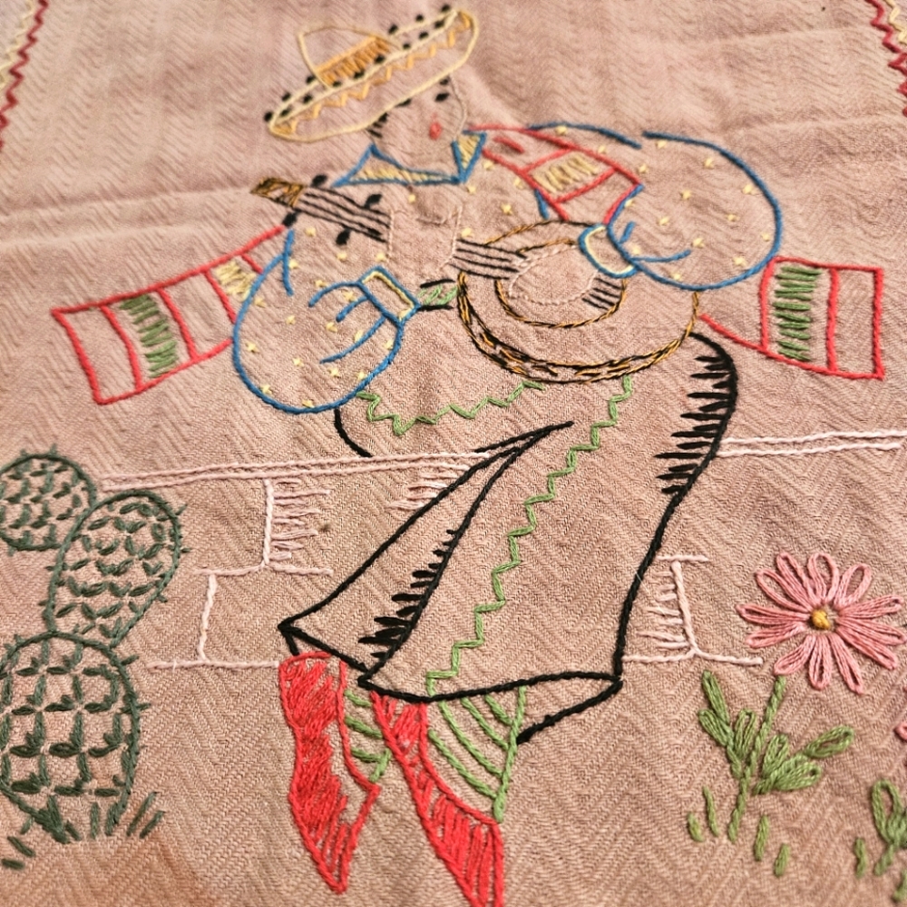 Table Runner Vintage 1950's 33" × 13"